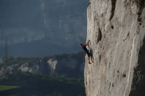 Wspinacz na via ferrata w Polsce pokonuje pionową ścianę.