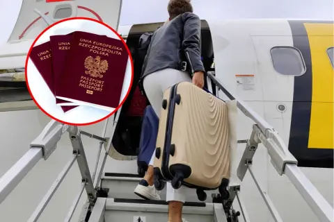 Osoba z bagażem wchodzi po schodach do samolotu, a obok widoczne są paszporty polskie.