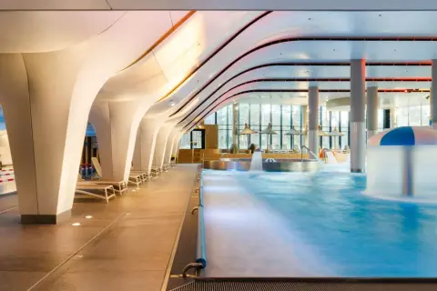 Nowoczesny basen z atrakcjami w Radisson Blu Resort Świnoujście. Sprawdź radisson blu resort świnoujście ceny i zarezerwuj pobyt.