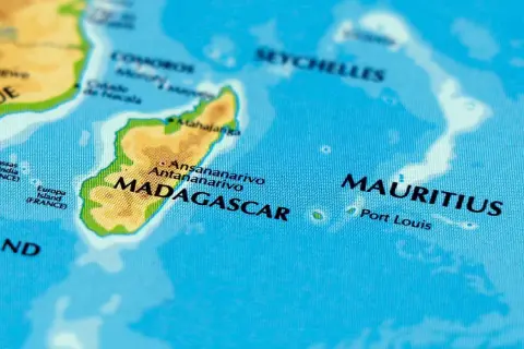 Mapa pokazuje, gdzie leży Mauritius, na wschód od Madagaskaru, w Oceanie Indyjskim.