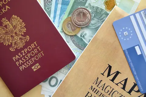 Paszport, polskie banknoty i monety, a także europejska karta ubezpieczenia zdrowotnego – gotowi na podróż!