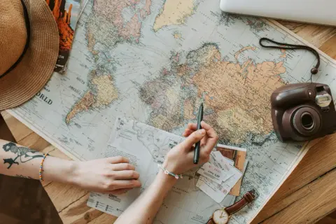 Planujesz chiny wycieczka last minute? Mapa świata, aparat i bilety czekają na podróż.