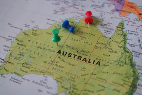 Trzy pinezki na mapie Australii. Czy do Australii potrzebna jest wiza? Sprawdź na mapie!
