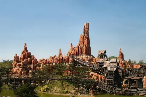 Big Thunder Mountain Railroad w Disneylandzie, idealne miejsce na przygodę po zakupie biletów.