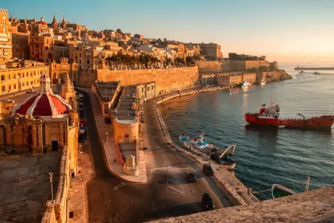 Malta, piękna wyspa, gdzie słońce oświetla zabytkowe budowle i port. Tak, Malta jest w UE!