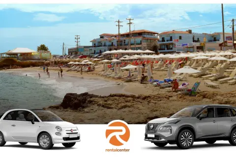 Dwa samochody, biały Fiat 500 i srebrny SUV, stoją przed grecką plażą z leżakami i parasolami. Idealne na wakacyjne **gouves**!