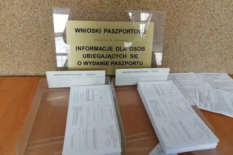 Wnioski paszportowe dla dzieci i dorosłych czekają na wypełnienie. Informacje o wydaniu paszportu.