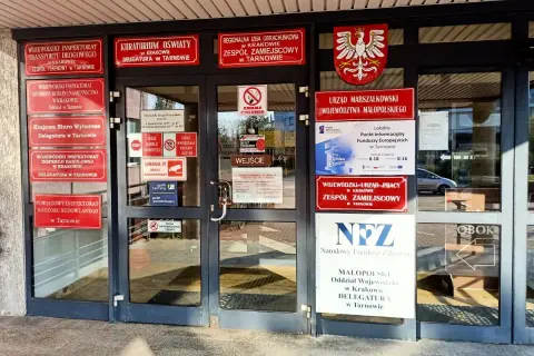 Budynek z wieloma urzędami w Tarnowie, m.in. Kuratorium Oświaty, Urząd Marszałkowski, NFZ. Tu załatwisz sprawy urzędowe, jak np. paszport Tarnów.