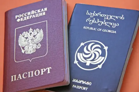 Rosyjski i gruziński paszport obok siebie. Czy do Gruzji potrzebny jest paszport? Tak, do podróży do Gruzji potrzebny jest paszport.