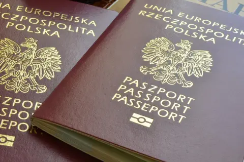 Dwa polskie paszporty, symbole najsilniejszych paszportów, gotowe do podróży po świecie.