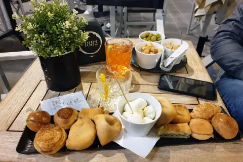 Idealna siesta we Włoszech: aperitivo z przekąskami, oliwkami i drinkami. Czas na relaks!