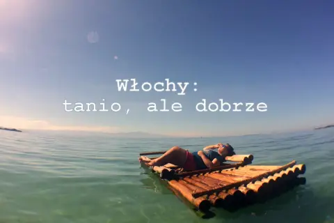 Osoba relaksuje się na tratwie na spokojnym morzu. Idealne zakończenie 10-dniowej wycieczki objazdowej po Włoszech.