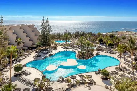 Barceló Lanzarote Active Resort: luksusowy kompleks z basenami, palmami i widokiem na ocean. Idealne miejsce na aktywny wypoczynek.