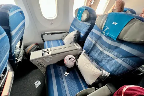 Komfortowe fotele LOT premium economy z poduszkami i kocami. Wygodna podróż z LOT.