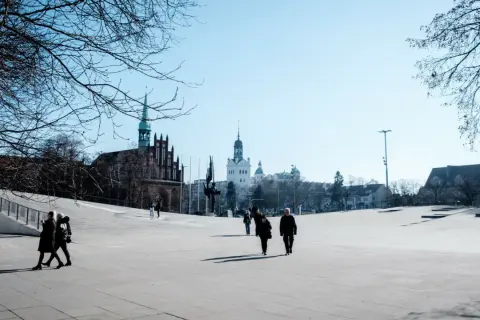 Spacerem po placu w Szczecinie, gdzie w tle widać zabytkowe budowle. Zastanawiasz się, ile mieszkańców ma Szczecin?