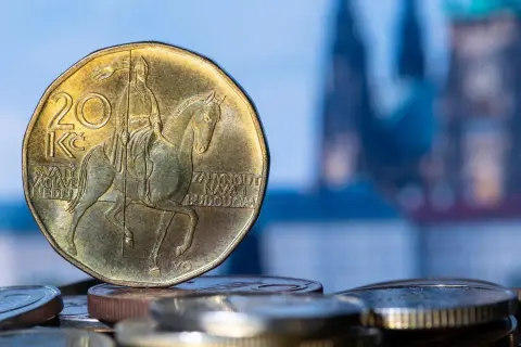 Czeska moneta 20 koron z wizerunkiem św. Wacława na koniu. Zastanawiasz się, ile kosztuje obiad w Czechach?