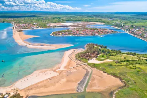 Widok z lotu ptaka na turkusowe wody i piaszczyste plaże, które z pewnością należą do najładniejszych plaż w Chorwacji.