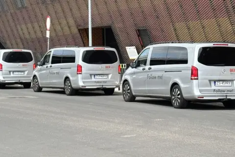 Trzy srebrne vany z napisem "Follow me!" czekają na pasażerów. To idealny transfer lotniskowy, by rozpocząć podróż.