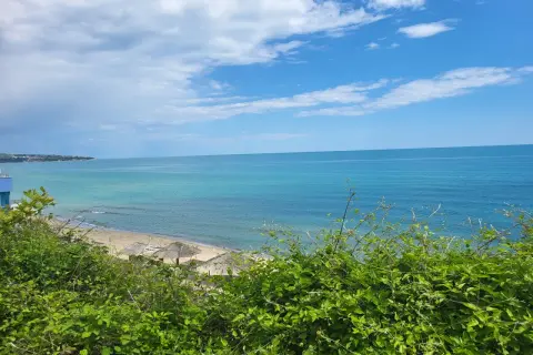 Piękne, błękitne morze i plaża z parasolami. Idealne miejsce na bułgaria wakacje.