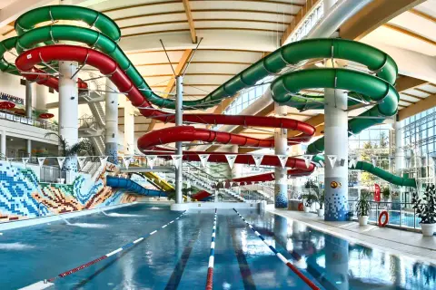 Wesoła zabawa w hotelu z aquaparkiem! Kolorowe zjeżdżalnie i basen czekają na gości.
