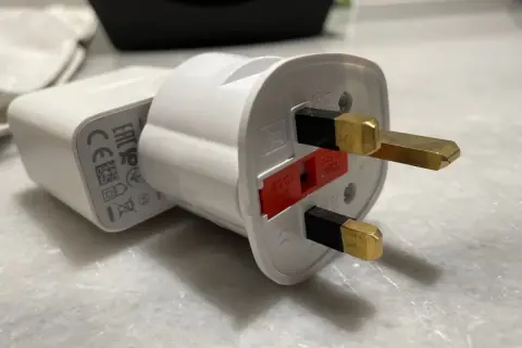 Adapter do gniazdek w Grecji, z trzema bolcami i bezpiecznikiem.