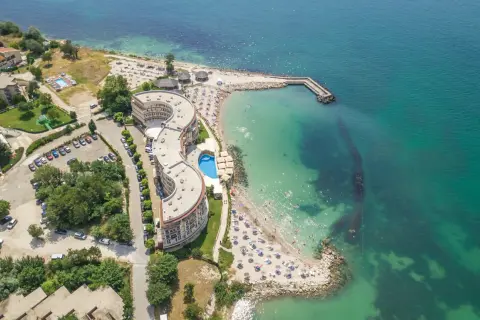 Idealne tanie wakacje z dziećmi za granicą: hotel z basenem i plażą nad turkusowym morzem.