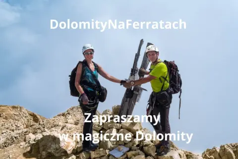 Para wspinaczy na szczycie, gotowa na przygodę via ferrata w Dolomitach. Zapraszamy!