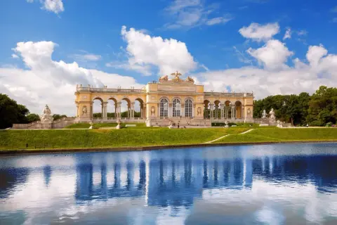 Pałac Schönbrunn, idealne miejsce na spacer. Bilety do pałacu Schönbrunn warto kupić online, by uniknąć kolejek.