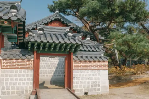 Tradycyjna brama pałacowa w Korei Południowej, idealne miejsce na wycieczkę do Korei Południowej.