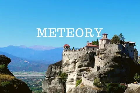 Niesamowite klasztory na skałach w Meteorach w Grecji. Widok zapiera dech w piersiach.