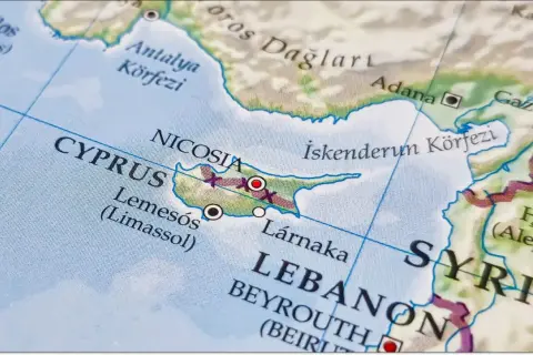 Mapa pokazuje Cypr, Nicosia, Limassol, Larnakę. Czy Cypr jest w UE? Tak, Cypr jest członkiem Unii Europejskiej.