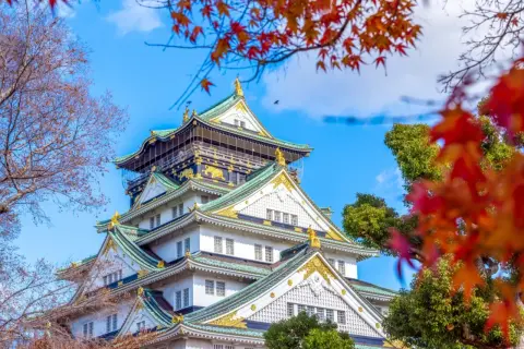 Japoński zamek w jesiennych barwach. Zastanawiasz się, czy do Japonii potrzebna jest wiza?
