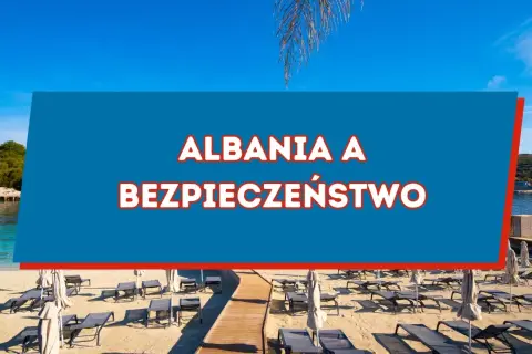Piękna plaża w Albanii, gdzie słońce świeci, a leżaki czekają. Czy w Albanii jest bezpiecznie? Turyści cieszą się wakacjami.