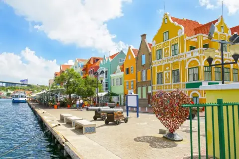 Kolorowe budynki, port i serce z kłódek – idealne miejsce na curacao wakacje.