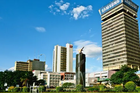 Widok na centrum Lusaki z wieżowcem Samsung i fontanną.