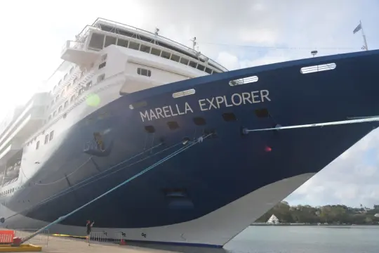 Ogromny statek wycieczkowy Marella Explorer cumuje przy nabrzeżu.