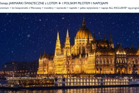 Rejs po Dunaju w zimowej scenerii. Statek wycieczkowy przy oświetlonym Parlamencie w Budapeszcie, w tle nocne miasto i padający śnieg.