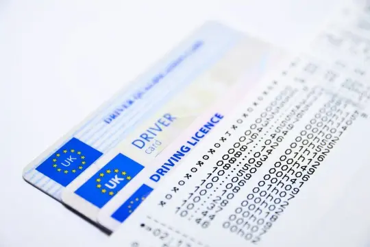 Dowiedz się, jak wyrobić międzynarodowe prawo jazdy, porównując brytyjskie dokumenty z danymi na wydruku.
