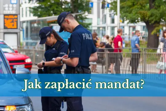 Dwóch policjantów w mundurach rozmawia, jeden z nich trzyma dokumenty. Napis na dole: "Jak zapłacić mandat?".