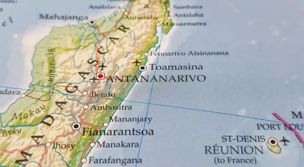 Mapa polityczna pokazuje, gdzie leży Madagaskar, z zaznaczonymi miastami jak Antananarywa i Toamasina, oraz wyspą Reunion.