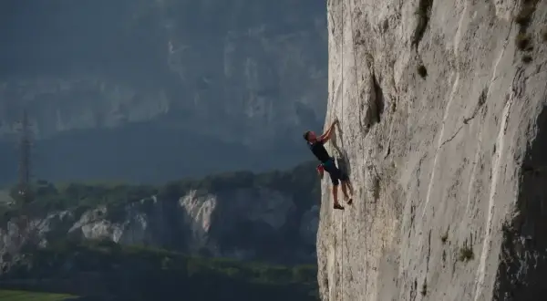 Wspinacz na via ferrata w Polsce pokonuje pionową ścianę.