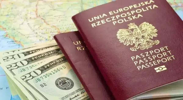 Paszporty i dolary na mapie. Planujesz podróż? Sprawdź, czy do Serbii potrzebny jest paszport.