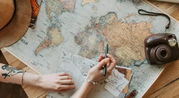 Planujesz chiny wycieczka last minute? Mapa świata, aparat i bilety czekają na podróż.