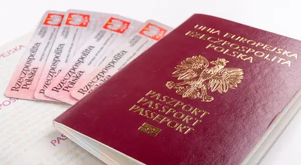 Polski paszport i kilka dowodów osobistych. Czy do Szwecji potrzebny jest paszport? Tak, paszport jest niezbędny do podróży do Szwecji.