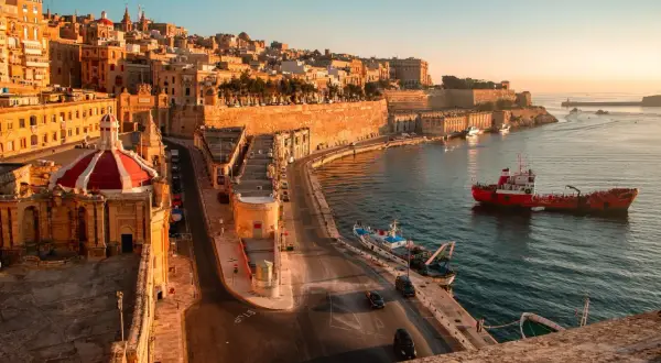 Malta, piękna wyspa, gdzie słońce oświetla zabytkowe budowle i port. Tak, Malta jest w UE!