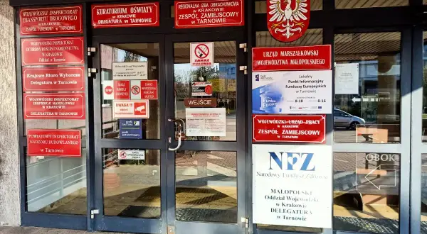 Budynek z wieloma urzędami w Tarnowie, m.in. Kuratorium Oświaty, Urząd Marszałkowski, NFZ. Tu załatwisz sprawy urzędowe, jak np. paszport Tarnów.