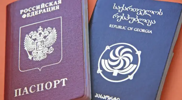 Rosyjski i gruziński paszport obok siebie. Czy do Gruzji potrzebny jest paszport? Tak, do podróży do Gruzji potrzebny jest paszport.