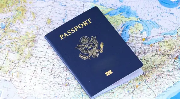 Paszport USA leży na mapie. Planujesz podróż do Chorwacji? Sprawdź, czy potrzebujesz dowód czy paszport.