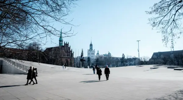 Spacerem po placu w Szczecinie, gdzie w tle widać zabytkowe budowle. Zastanawiasz się, ile mieszkańców ma Szczecin?