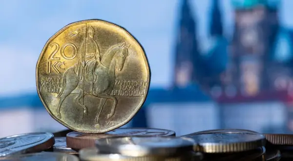 Czeska moneta 20 koron z wizerunkiem św. Wacława na koniu. Zastanawiasz się, ile kosztuje obiad w Czechach?